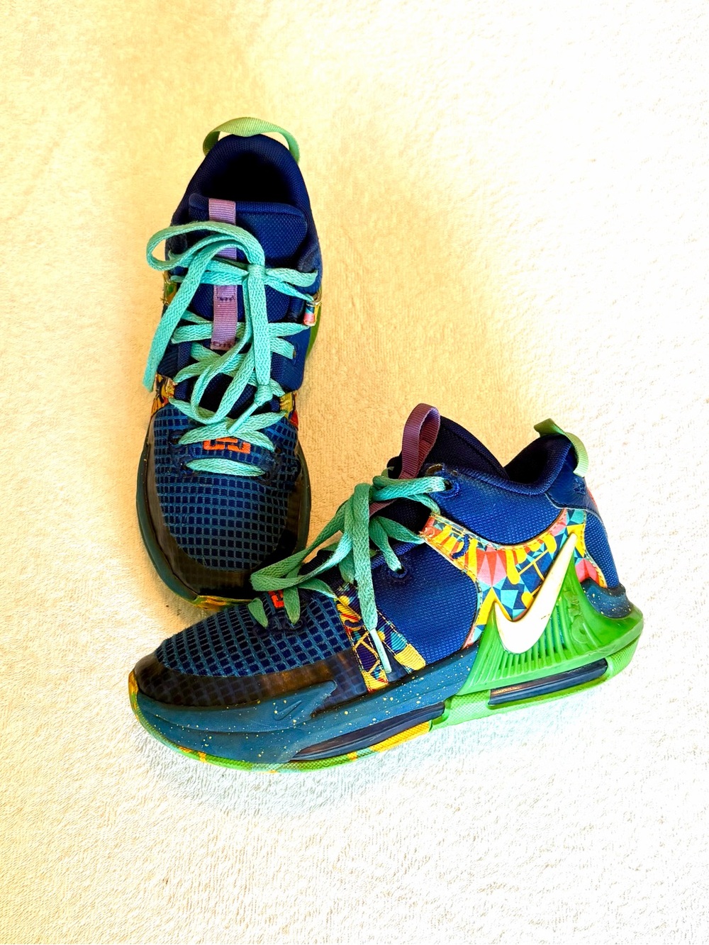 Nike Kids Grade School LeBron Witness VII Basketball Shoes, Size 5Y